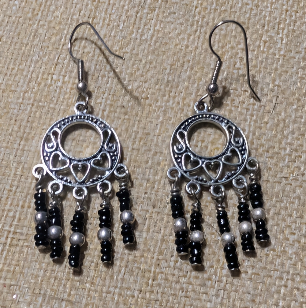Black And Silvertoned Heart Pattern Chandelier Style Pierced Fashion Earrings